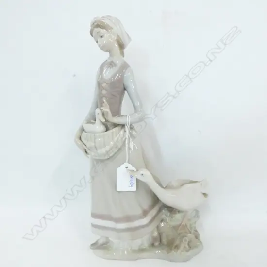 LLADRO GIRL WITH GOOSE H 320 MM