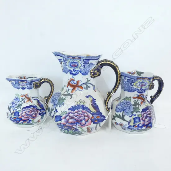 THREE OLD MASONS IMARI GRADUATED JUGS. TALLEST H. 175MM 