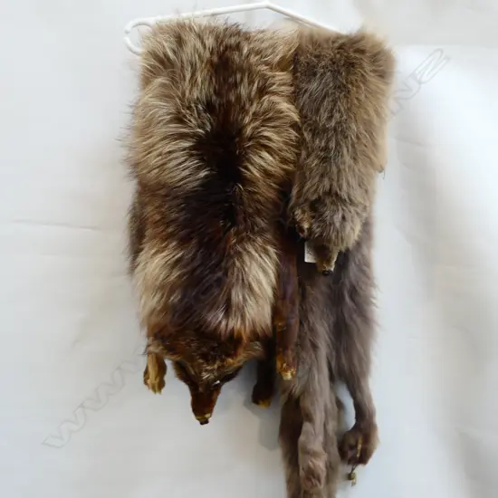 2 FOX STOLES 