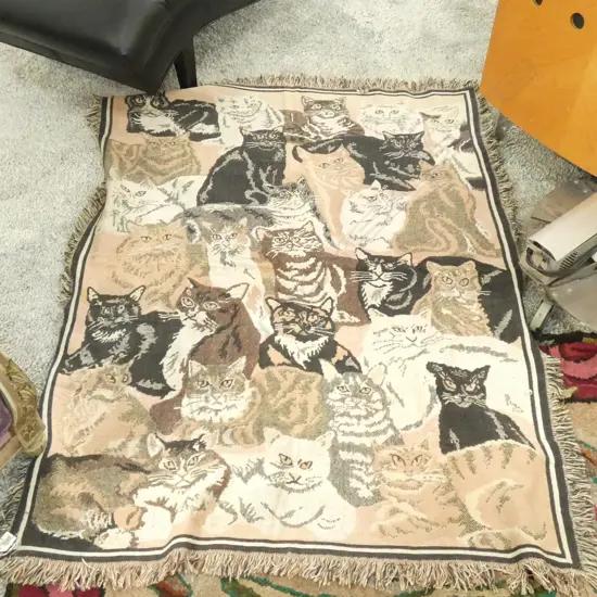 LARGE VINTAGE RUG WITH CAT DESIGN 