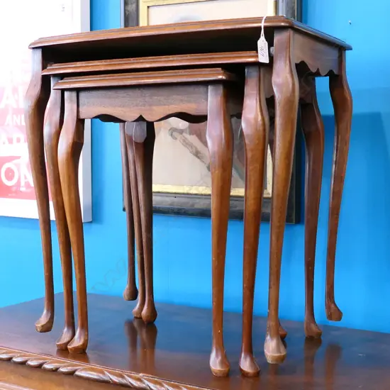 3 NESTING TABLES 