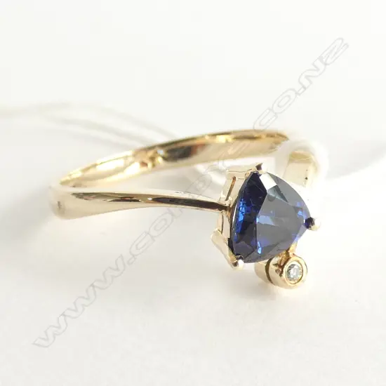 9CT GOLD DIAMOND & BLUE SYNTHETIC SAPPHIRE RING 2gms