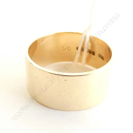 9CT GOLD WEDDER RING 7 GRAMS