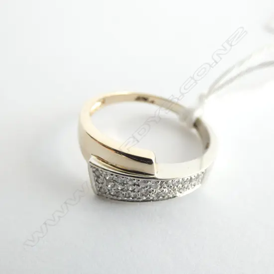 9ct & 27 DIAMOND MODERN DESIGN RING 2.2gm