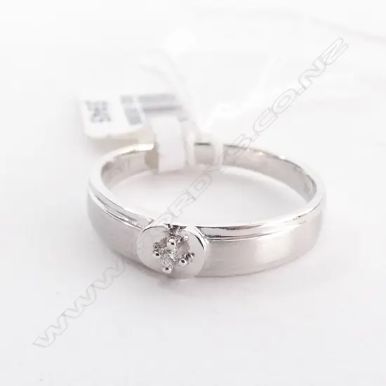 18CT WHITE GOLD AND DIAMOND RING