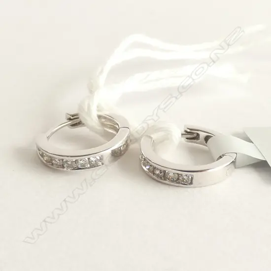 PR 18ct W/GOLD 14 DIAMOND EARRINGS 0.14CT tdw