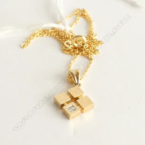 18ct GOLD & DIAMOND PENDANT 2gm ON ITALIAN SILVER GILT CHAIN