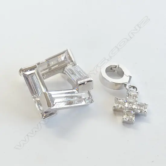 KAGI CUBIST PENDANT & CROSS CHARM