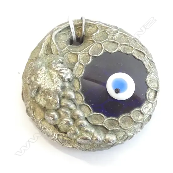 .METAL DRAGONS EYE PENDANT WITH GRAPE BUNCH DECORATION