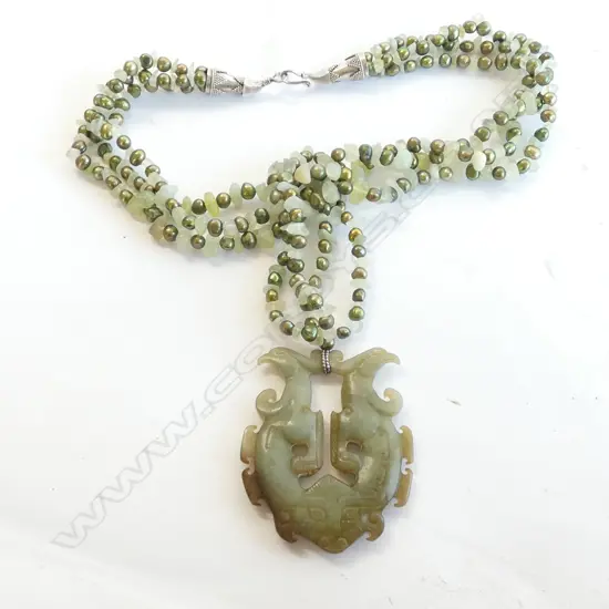 CHINESE JADE NECKLACE WITH LARGE JADE PENDANT