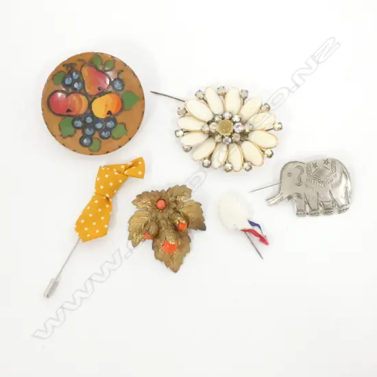 SMALL BAG OF ASST COSTUME JEWELLERY