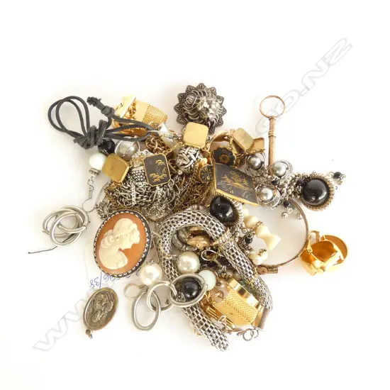 GOLD TONE & SILVER TONE COSTUME JEWELLERY