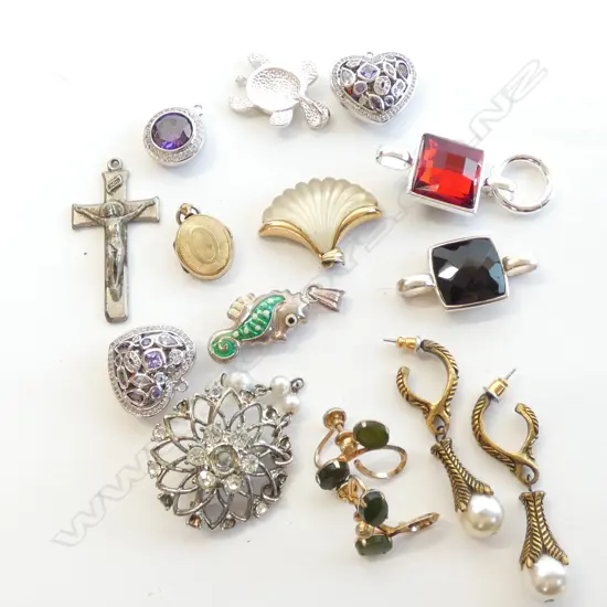 BAG OF KAGI EARRINGS CRUCIFIX ETC.