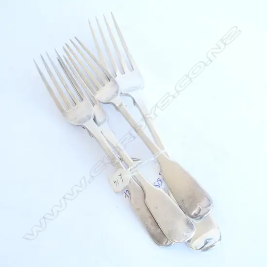 4 VICTORIAN SILVER CUTLERY PCES  230GMS