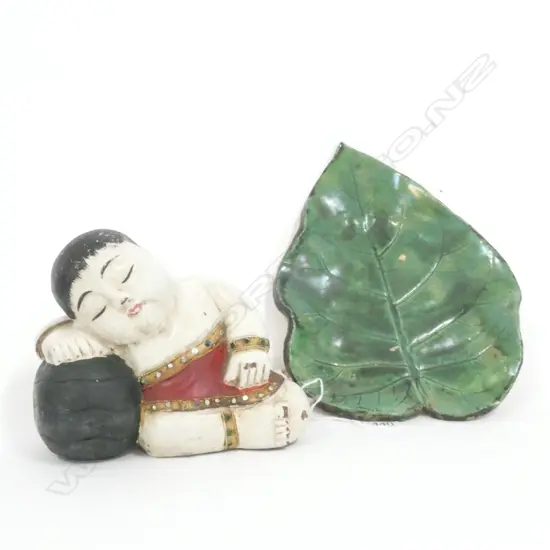 OLD CHINESE CARVED WOODEN BABY BUDDAH ON SHI WAN STYLE GREEN LEAF PLATE