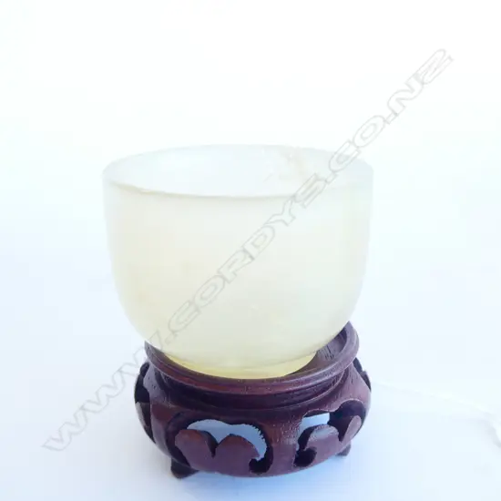 ORIENTAL GREEN CRYSOPHASE CUP & WOODEN STAND. H. 43MM 