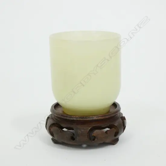 ORIENTAL GREEN CRYSOPHASE CUP & WOODEN STAND. H. 65MM 