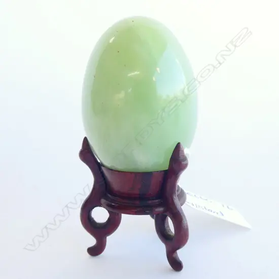 GREEN CRYSOPHASE EGG H.60MM ON WOODEN STAND