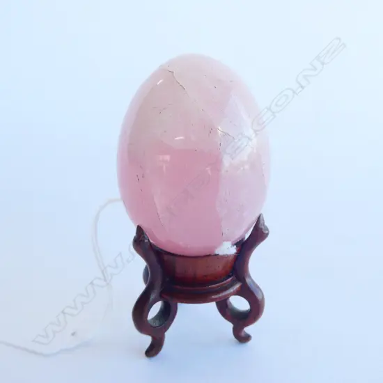 PINK QUARTZ EGG H.65MM ON WOODEN STAND