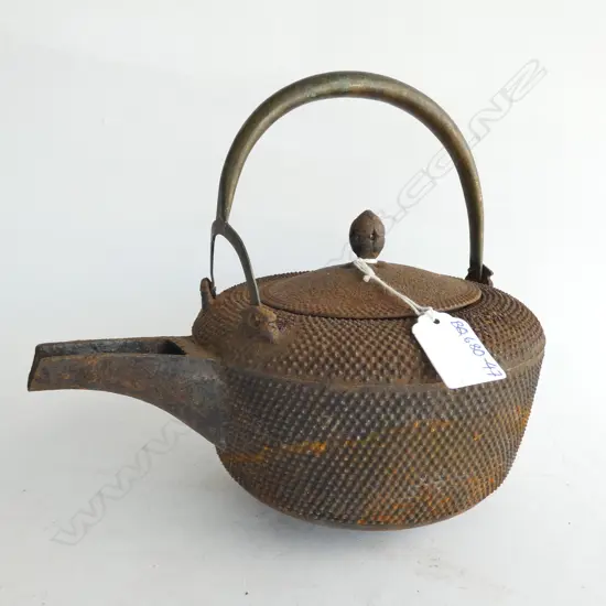 JAPANESE IRON TEAPOT  H. 215MM - NEEDS FASTENER REPAIR TO HANDLE
