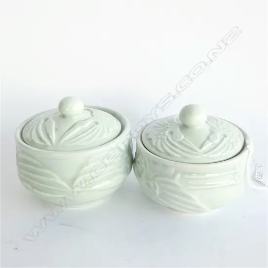 PAIR OF KOREAN CELADON LIDDED JARS WITH CRANE BIRD DECORATION H.85mm