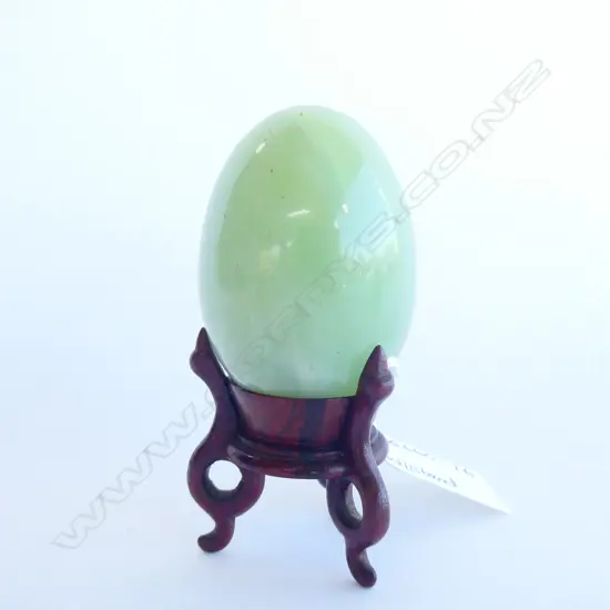 GREEN CRYSOPHANE EGG H.60MM ON WOODEN STAND