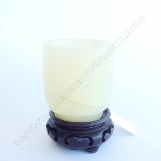 ORIENTAL GREEN CRYSOPHASE CUP & WOODEN STAND. H. 65MM