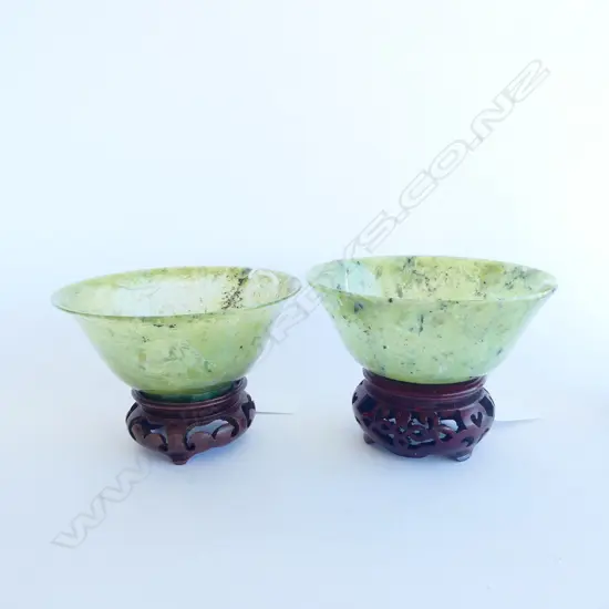 PR ORIENTAL GREEN CRYSOPHASE BOWLS (DIA. 100MM) & WOODEN STANDS 