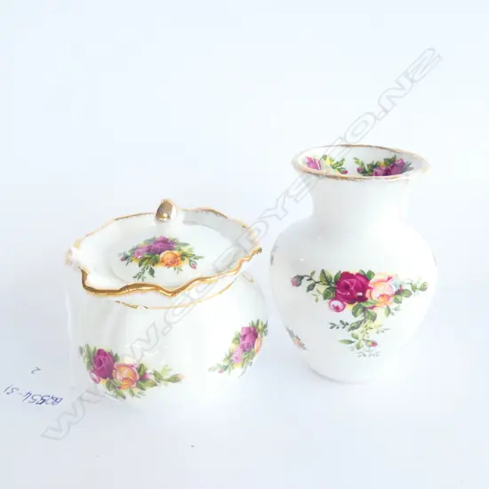 ROYAL ALBERT OLD COUNTRY ROSES LIDDED DOROTHY POT DIA. 75MM & VASE H. 95MM