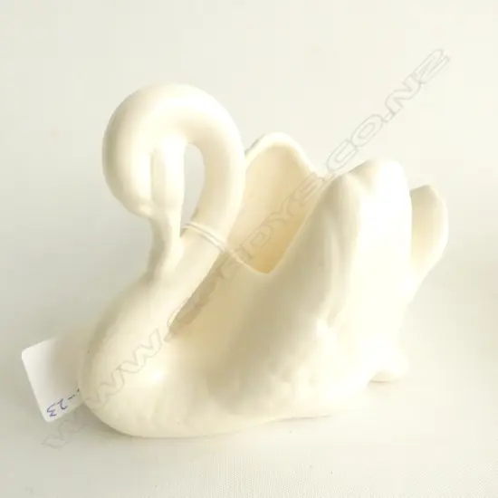 CROWN LYNN SMALL WHITE SWAN #154