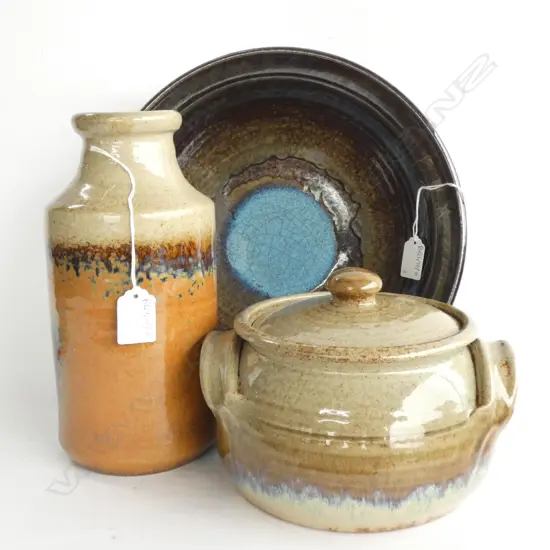 3 CERAMIC PCES; BOWL 305MM DIA, CROCK & BOTTLE BOTH STAMPED HINAU