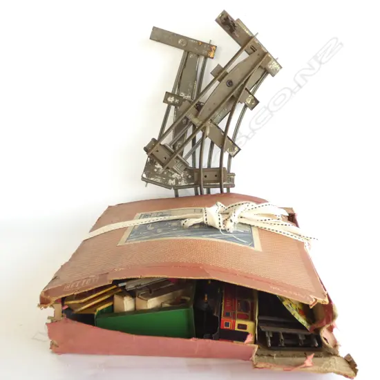 BOX OF METTOY TRACKS/SIGNAL BOX & ACCESSORIES