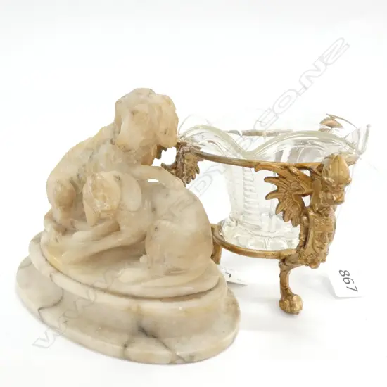 2 DOGS IN CARVED ALABASTER L. 165MM + POT PURRI VASE H. 110MM