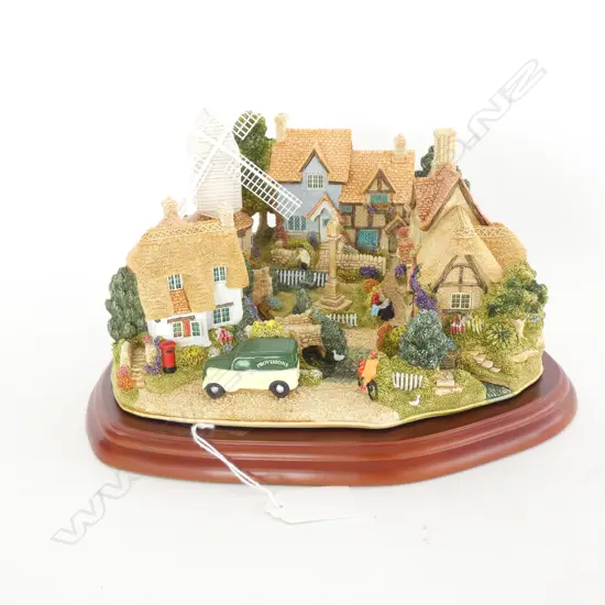 LILLIPUT LANE 'VILLAGE GREEN' 502/2500 L. 220MM + BOX