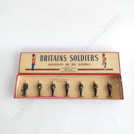 BRITAINS TOY SOLDIERS No. 2071 – ROYAL MARINES AT PRESENT ARMS – 1960’S MINT BOXED
