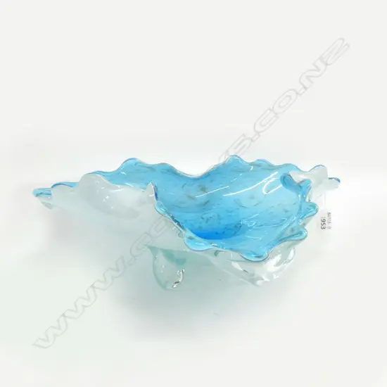[19711] MURANO GLASS DISH TRIANGLUAR FORM ON 3 FEET W400