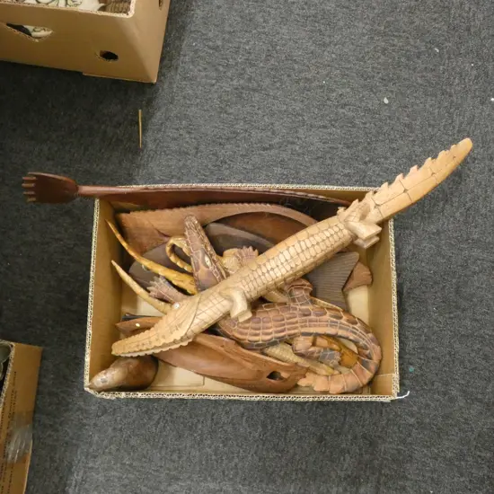 BOX LOT CARVED WOODEN ALLIGATORS, FISH ETC