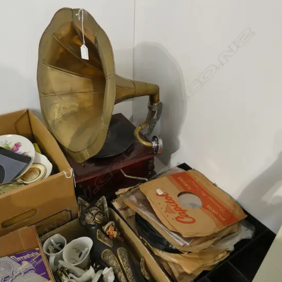 GRAMOPHONE H. 650MM + ASST. RECORDS