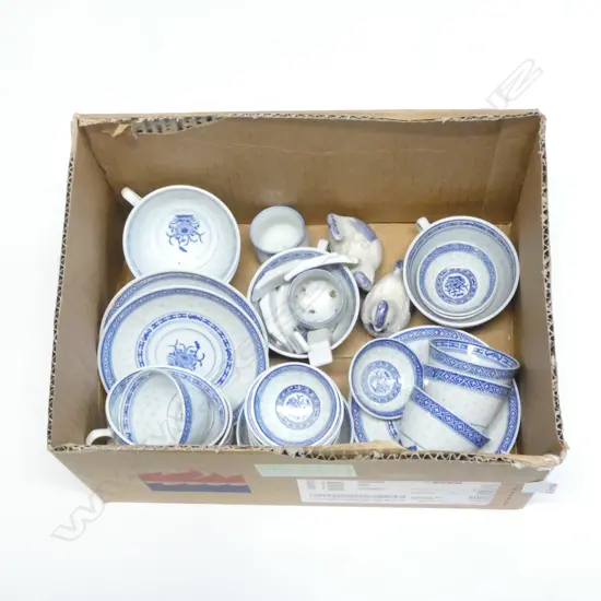 SMALL BOX ORIENTAL BLUE & WHITE CHINA 
