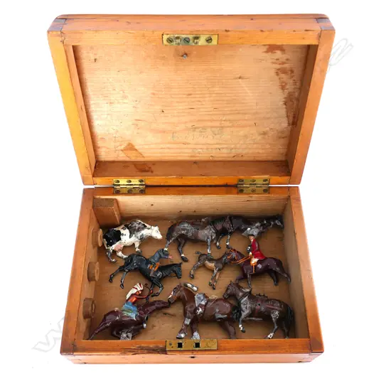 VINTAGE KAURI SEWING BOX & 10 BRITAINS LEAD FIGURES, SOME FAULTS