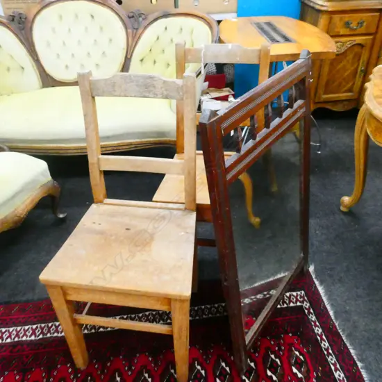2 WOODEN CHAIRS + VINTAGE MIRROR 