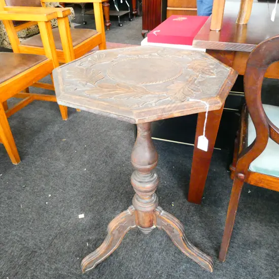 CHIP CARVED OCTAGONAL OAK SIDE TABLE H. 735MM