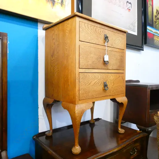 OAK 3 DRAWER QUEEN ANNE STYLE BEDSIDE CABINET H. 775MM