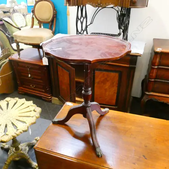 REGENCY STYLE MAHOGANY SIDE TABLE H. 515MM