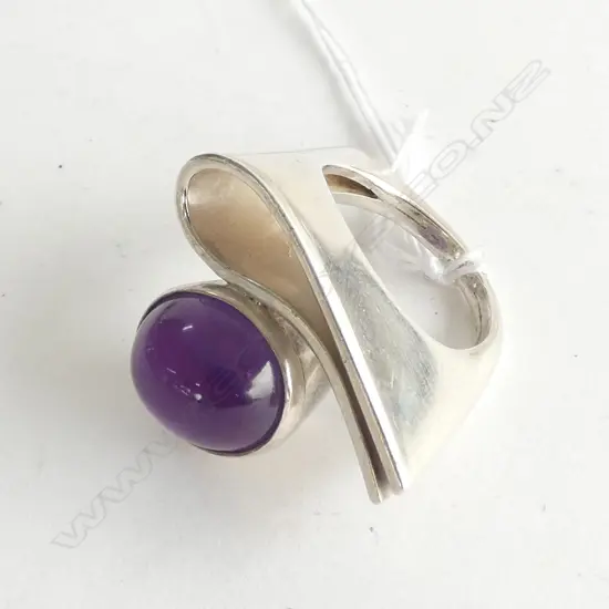 SILVER MODERNIST RING w CABOCHON AMETHYST, ATTRIBUTED TO KOBI BOSSARD or JENS HANSEN