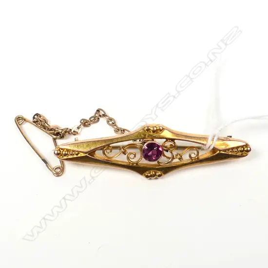 9ct GOLD BROOCH set w AN ALMANDINE GARNET. SAFTEY CHAIN. 2gm 