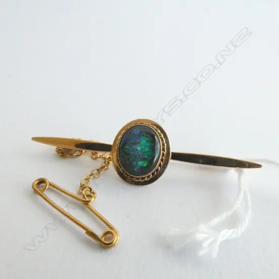 BROOCH, OPAL SET IN 10ct GOLD, BRILLIANT GREENS AND BLUES WITH HINTS OF RED, c.1950'S