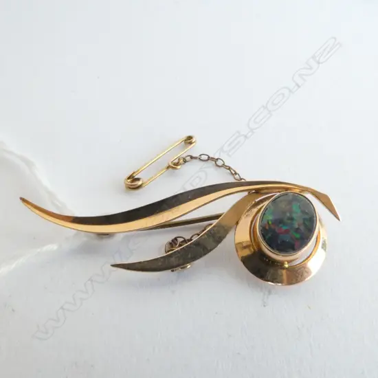 OPAL BROOCH WITH SAFETY CHAIN SET IN 9ct GOLD L. 48MM