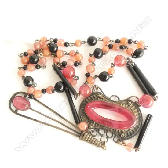 (18602)VINTAGE GLASS BEAD WHITE METAL FLAPPERS PENDANT NECKLACE