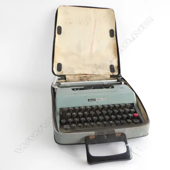 TYPEWRITER OLIVETTI LETTERA 32 CASED 